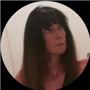 Enseignante donne cours de soutien maternelle et primaire